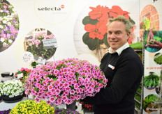 Joost Rabbering van Selecta One met de nieuwe Calibrachoa, de Rave Pink Barbados.